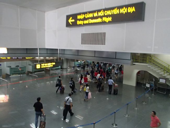 そしてあっという間のフライトで、ハノイに到着。<br /><br />ううう〜〜〜ん；；；<br />台湾の漢字表記よりも<br />更に全く何が書いてあるのかわからない〜！<br />英語がないときついです；；