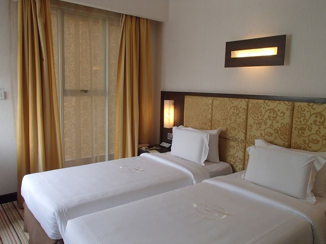 ホテルチェックイン後すぐに市内観光へ出発。<br />オプショナルツアーで追加しました。<br />本当は13:30からですが二人だったからか前倒し。<br /><br />宿泊先はSilk path Hotel<br />街中にあるホテルです。<br /><br />部屋に入った第一印象は二人揃って「狭っ！！」<br />成田で前泊したホテルも、台北のホテルも広かったので、<br />狭いと感じましたが・・・・<br />多分普通じゃないですかね？<br /><br />部屋ではwi-fiフリーです。<br />チェックイン時に色々なお知らせが記載された用紙をもらいました。<br />シャワーの使い方が書いてあったり、<br />wi-fiパスワードもその紙に書いてありました。<br />