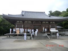 8:55
無上甚深微妙法~
百千万劫難遭遇…
その日最初のお寺では、開経偈から読経します。

今日は朝からお遍路です。
龍河温泉から10分ほどの所にある第28番:大日寺に着きました。
お遍路さんがたくさんいますね。

四国霊場第28番:大日寺
天平年間、行基菩薩が大日如来を本尊として開基した古寺。後、弘法大師が楠の大木に薬師如来を刻み、爪彫薬師として奥の院に祀られている。近くに日本三大鍾乳洞の一つ「龍河洞」があります。

龍河洞にも行ってみたかったのですが、今日はお遍路に専念しようと、スルーしました。
次回の楽しみにしましょう。

第28番:大日寺
高知県香南市野市町母代寺476-1
Tel 0887-56-0638
☆龍河温泉から約8キロ、約10分。