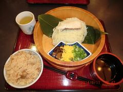 松山空港内にある、レストラン東雲で夕食にしました。

私は、鯛そうめん.:タコ飯セット。
母は、八幡浜ちゃんぽん。

旅の〆に愛媛の郷土料理を堪能。
値段を控えるの忘れてしまいました。
申し訳ございません。