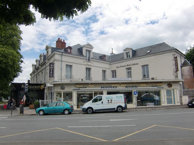 ホテルは目の前のベスト・ウエスタン・ブロワ・シャトー。<br />４年前のホテルサヴォアは酷かったですがこのホテルは良かったです。一人だけ従業員かオーナーの家族か、フランス語の分からない我々に事務的にまくしたてるので当方もちょっと声を荒げる場面もありましたが他の人はフレンドリーでした。部屋も良し。