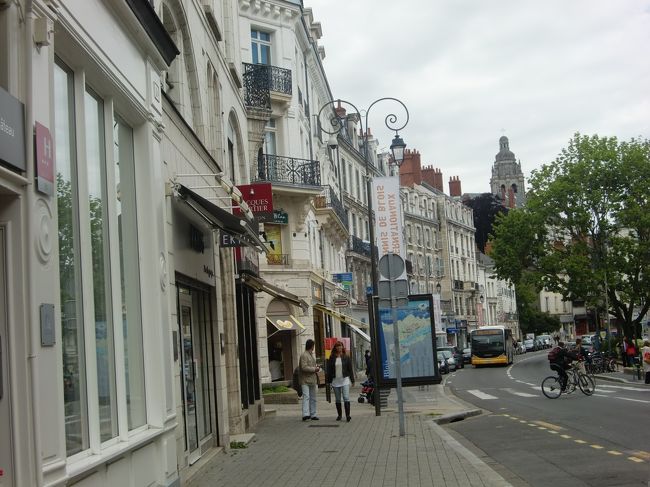 ポルト・コテ通り。ブロワの目抜きです。