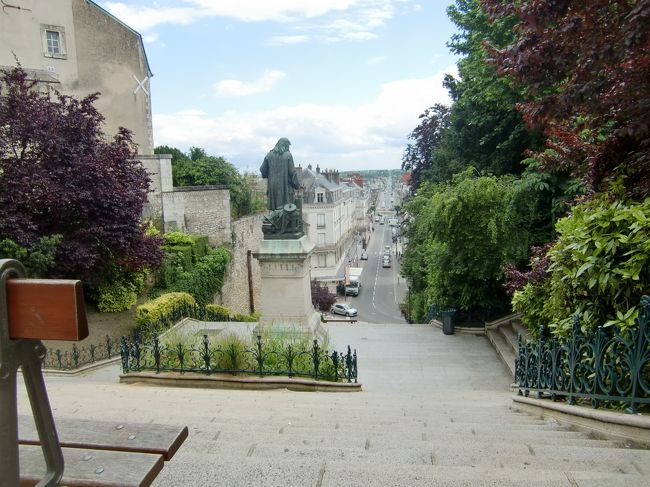 ドニ・パパン通りを見下ろす。真っすぐ降りて進むとロワール川に架かる橋にでます。<br />ブロワはロワール川の段丘の上にある町です。