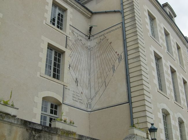 壁面の日時計。