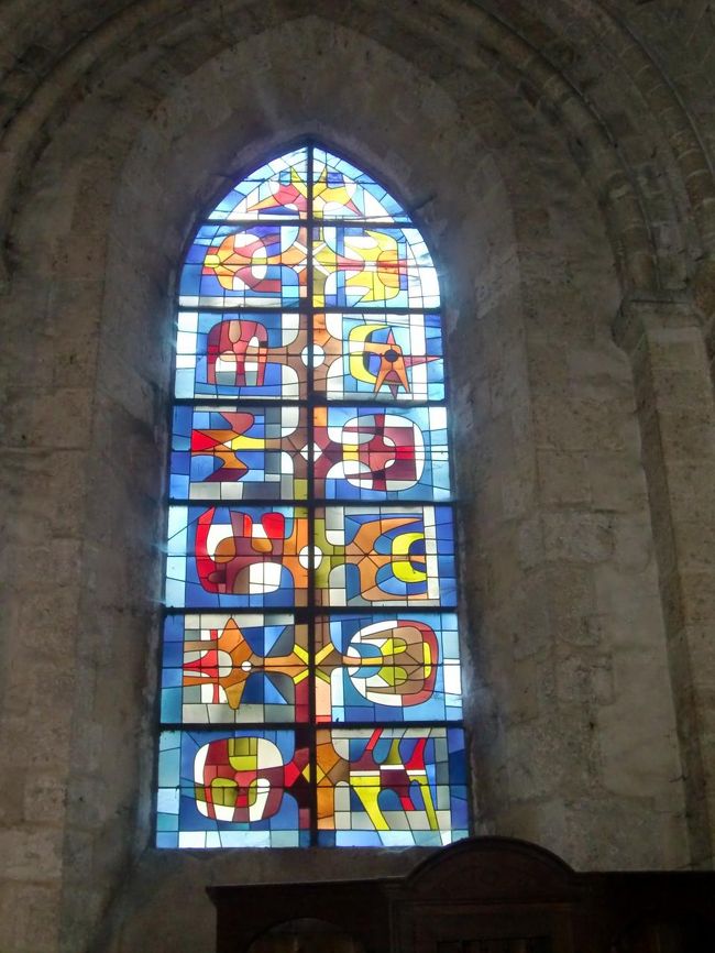 斬新なステンドグラス。