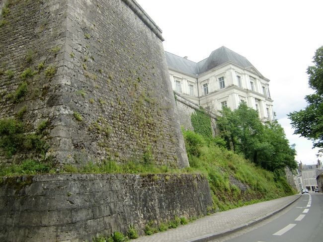 空堀跡。<br />アンリ４世の妃マリー・ド・メディシスは夫の死後息子のルイ１３世との権力争いに敗れここブロワ城に幽閉された。１６１９年仲間の手助けでマリーは縄梯子を使ってこの空堀辺りに降り脱出に成功した。<br />その後も宰相リシュリューもからんでルイ１３世とマリーの間に確執が続いたが１６３０年マリーが再びコンピエーヌに幽閉されることにより勝負は付きました。<br />