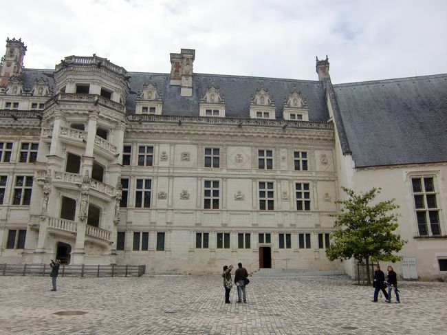 ルイ１２世棟の右にフランソワ１世棟。<br />１５２０年。