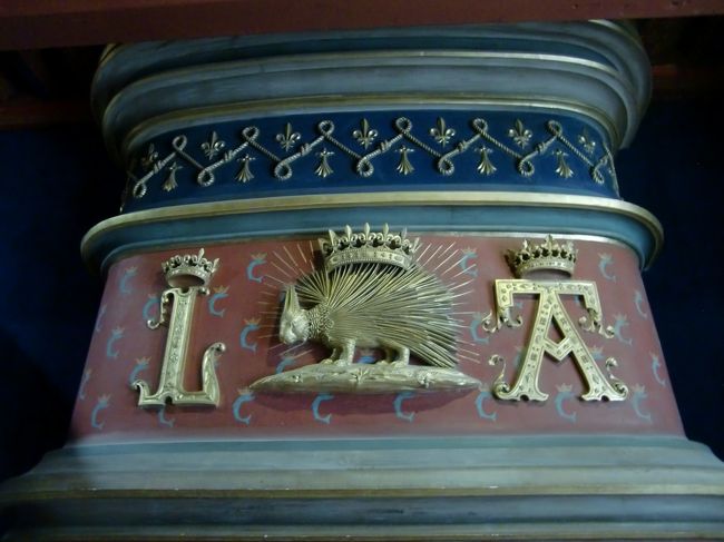 城内いたるところに王の紋章が掲げられています。<br />はりねずみはルイ１２世。