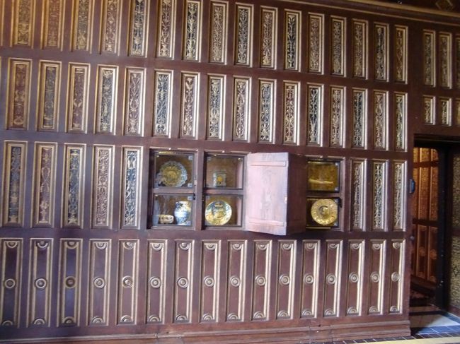 周りの壁には２３７枚の羽目板があり隠し扉が四つあります。