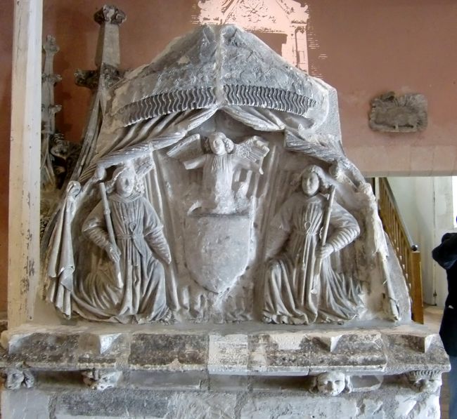 フランソワ１世棟の昔厨房だったところは展示ホールになっていて城の遺物が展示されています。