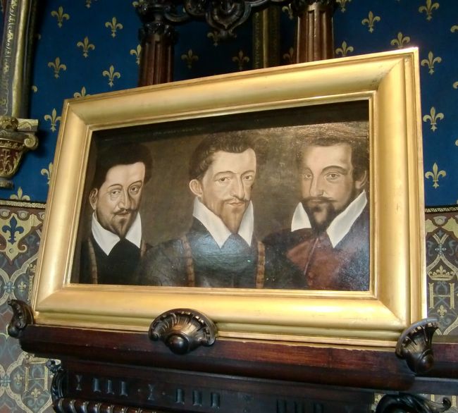 ギーズ３兄弟。ギーズ公フランソワの子供。<br /><br />中：ギーズ公アンリ１世。長兄。カトリック同盟の首魁。向う傷のアンリと言われた猛者。聖バルテルミー事件の首謀者。１５８８年、ブロワ城にてアンリ３世により暗殺。<br />左：マイエンヌ公シャルル。<br />右：ロレーヌ枢機卿ルイ。同じく１５８８年ブロワ城にて暗殺される。<br /><br />３人とも旧教同盟リーグの中心人物で、新教側を徹底的に弾圧した。その勢力は王位をも窺おうとしたので時の王アンリ３世により暗殺された。<br />