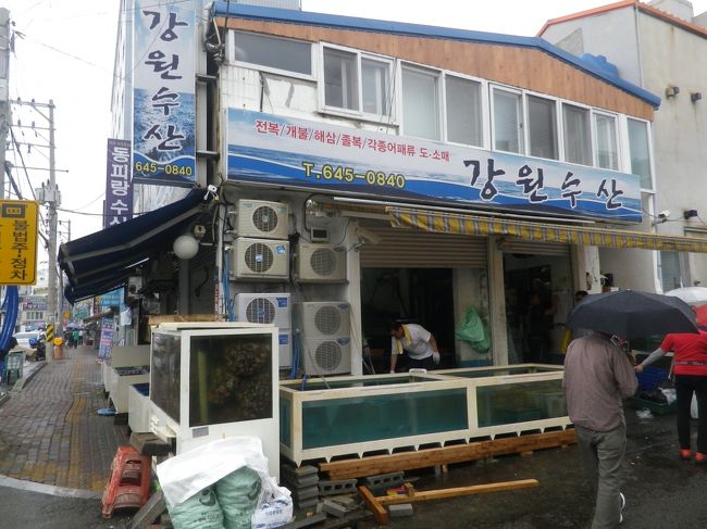 港そばにある魚介類のお店、海岸沿いにお店が並んでいます