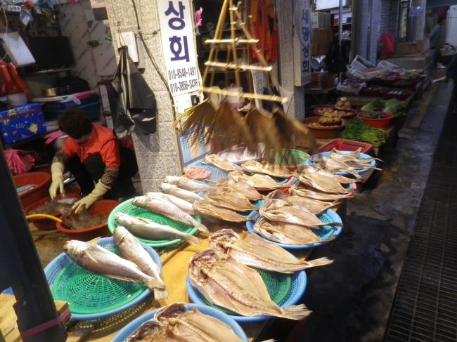 市場内に干物が並んでいます、ハエがたからないように団扇のような物が動いていました