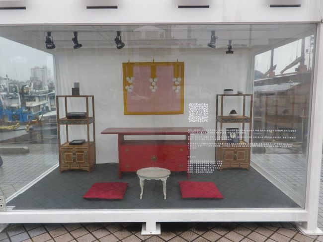 港にショールームのような建物がありました