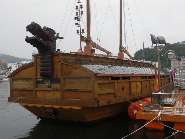 港に浮かぶ亀甲船、船内に展示物があります