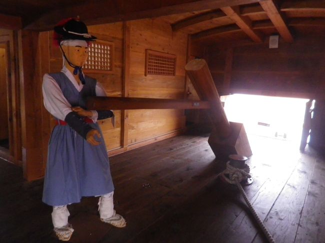 亀甲船内の展示品