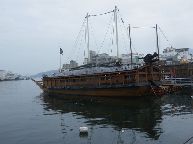 港に浮かぶ亀甲船