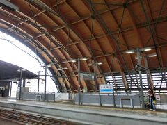12時29分、高知駅に到着。
屋根の形が珍しい。
木のぬくもりがあって良い感じだ。