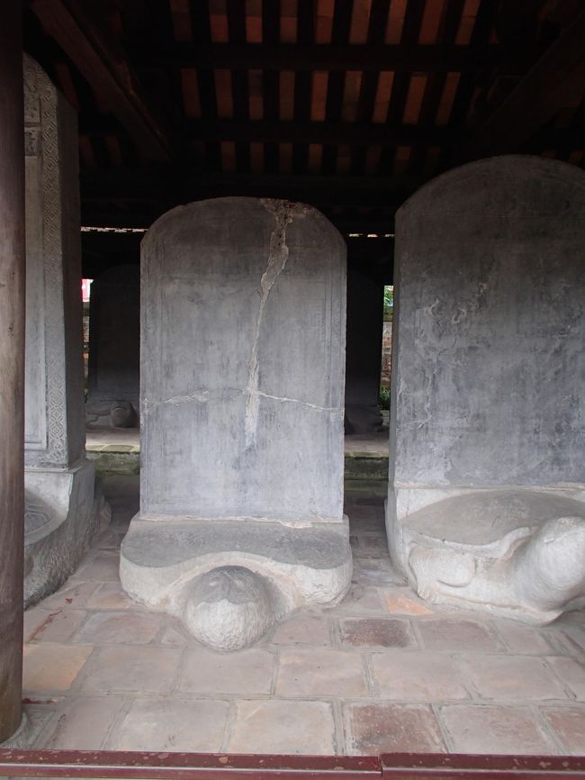 昔の官僚登用試験、合格者の名前と出身地が刻まれている石で<br />石造りの亀の上に乗っていますが・・・<br /><br />時代によって亀の顔つきが違います。