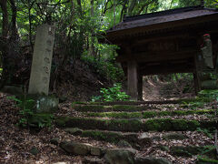 急な山道を登ること約10分。阿弥陀寺の山門。本堂まではさらに山道を10分登る。