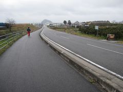 貯水池があるあたりから、振り返ると鹿島が見えています。
試走ランナーに出会いました。