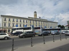 リュブリャナでの会議が終わって、午後から日帰りできる範囲ということで、急遽鍾乳洞探検に決定！　急いでチケットを予約し、リュブリャナ駅前からピラン行きのバスで出発。鉄道もありますが、ポストイナの鍾乳洞までは、駅からだと２km、バスターミナルからなら１km という情報を得て、バスにしました。時間と運賃もさほど差がありません。写真は、リュブリャナ駅です。駅正面に中長距離バスのターミナルがあります。駅に向かって左側にバスのチケット売り場があり、席の予約もできます。スロベニアの観光地や交通の関係の方々との会話はほとんど英語で大丈夫でした。バスの時間や運賃は http://www.ap-ljubljana.si/eng/ で調べられます。