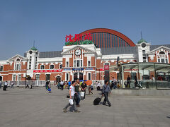 ●瀋陽駅

“大連以上に周囲を気をつけて…”と友人からの忠告。
まだ、中国という土地に慣れていないので、やや緊張気味に駅の外に出ました。