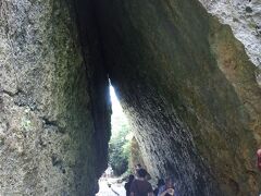 久しぶりの斎場御嶽。
いつの間にか駐車場が遠くなっていました。
入場の際に、教育ビデオを見ることが義務付けられています。
そんな当たり前の、マナーを守れない人が多くなってきたのかな？
ちょっと残念です。