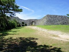 読谷村の座喜味城跡に来てみました。
遠足の中学生から挨拶され、微笑ましい瞬間も。
ここの景色がとても好き。