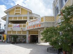 お店の駐車場はないので、近くの市場に停めました。
なんと激安の1時間50円！