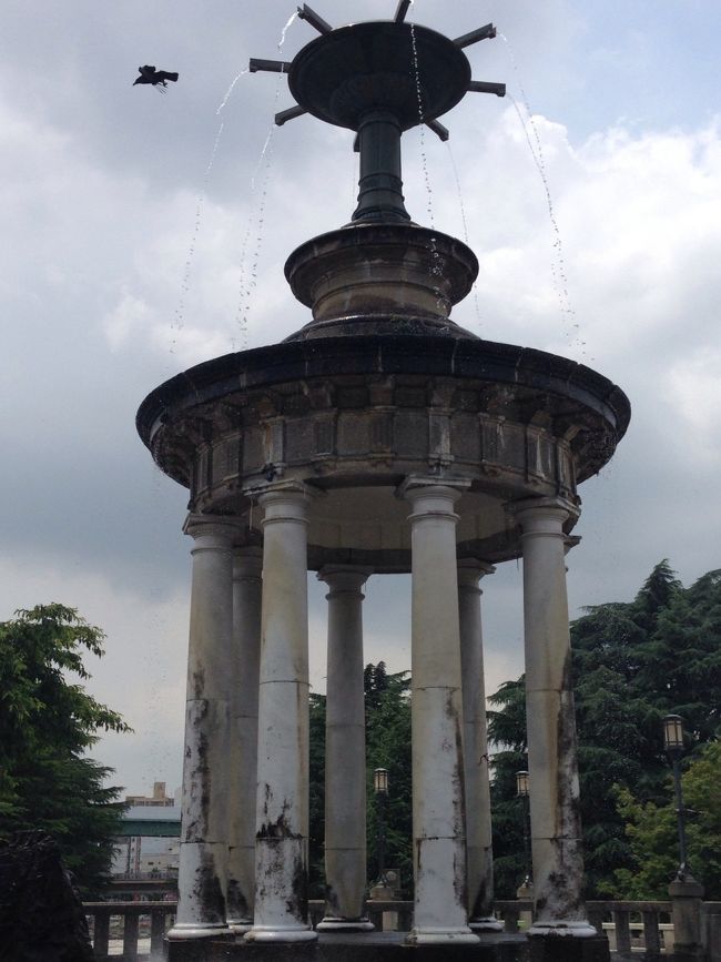噴水塔。詳細は次の画像で。