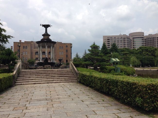 噴水塔と名古屋市公会堂と名大病院です。