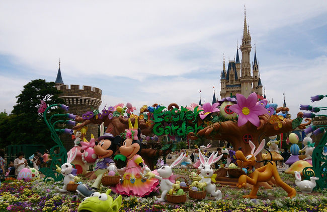 母に待ってもらってる間、私は急ぎ足でハニーハントのFP発券へ。<br />イベントブースでエッグハントの申し込みをして、ディズニー気分を盛り上げるために(笑)ミッキー＆ミニーのグミキャンディを買いました。<br />湿度がすごく高くてちょっと歩いただけで汗が…(;´д｀)<br />熱中症になったら大変なので、アクエリアスを買って(VPフリードリンク券)プラザ前に戻りました。