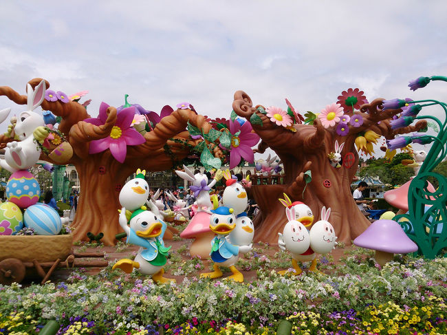 パレードの後は『エッグハント』をしながらアトラクションを回ります。<br />パステルカラーとかウサギとか、普段から可愛いものが大好きな母なので春イベントの時期に来られて良かったと思いました。