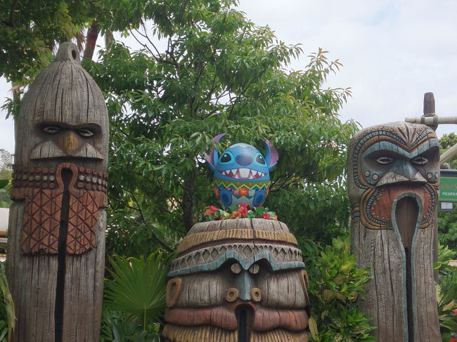 『トロピカルジュースバー』にて「タピオカマンゴー」を購入。カラフルなタピオカがキレイです☆<br />初めてタピオカを口にした母は想像と違っていたらしく、一口飲んだだけで残りは私がいただきました(笑)。<br />ゼリーみたいなものだと思っていたのにコンニャクみたいで味がしない、と(笑)。<br />私はタピオカ、好きなんですけどね。マンゴージュースがミルキーでちょっと甘かったかな。