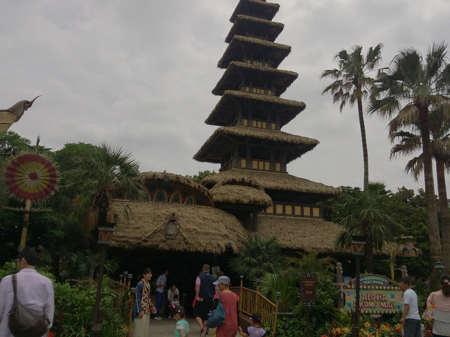 『魅惑のチキルーム  スティッチ・プレゼンツ"アロハ・エコモ・マイ！"』へ。<br />(待ち時間5分)<br />南国の鳥達のコーラスがとっても美しかったです♪<br />ミュージカル好きな母娘なので、どの席に座っても楽しめるショーって良いものだね、と大満足でした☆