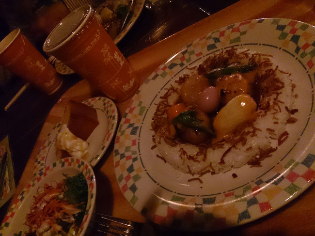 スプラッシュマウンテンのFPを発券して、『グランマ・サラのキッチン』でランチ♪<br />写真は私が食べた「スペシャルセット」☆<br />デミグラスソース＆バターライスの上に丸いお野菜やミートボールがゴロゴロ。<br />鳥の巣に見立ててあるのが可愛いくて、絶対に食べようと決めてました(^-^)b<br />「ハンバーグ・バターライス添え」を頼んだ母とキャロットケーキをシェア♪<br />キャロットというよりはオレンジかな？<br />どれも美味しくいただきました(*^^*)