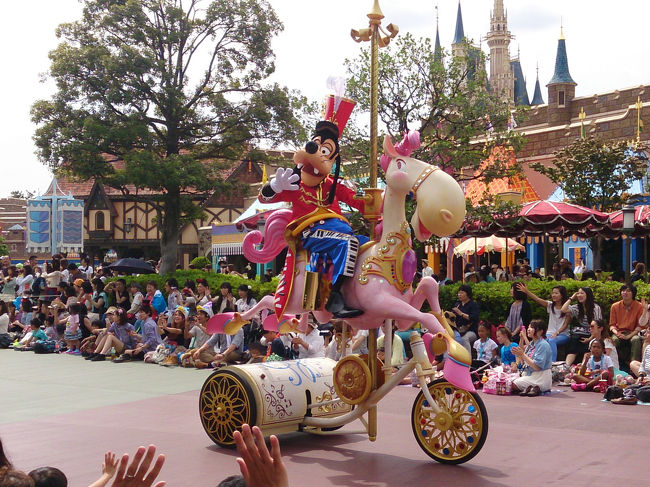 ランチ後すぐに、パレードの立ち見1列目にスタンバイ。<br />間もなく14時から『ハピネス・イズ・ヒア』スタート♪