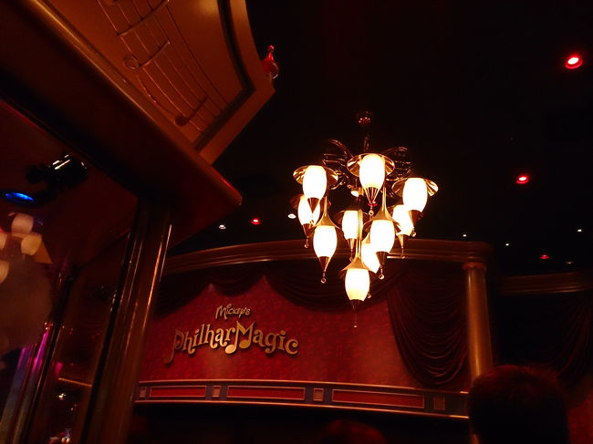 『ミッキーのフィルハーマジック』へ。(待ち時間15分) 予想以上に水を浴びました(笑)。<br /><br />次は、FPの指定時間になったので『プーさんのハニーハント』へ。はちみつの甘い香りがしました。ハニーポットをどうやって動かしているのか本当に不思議ですσ(^^;)?<br /><br />そしてタマゴを求めてトゥーンタウンへ。<br />お目当てのタマゴを見つけたので、残るタマゴはあと１つ！<br /><br />次は『白雪姫と7人のこびと』(待ち時間15分)に乗って、<br />『ピーターパン空の旅』に並びます。(待ち時間25分) ピーターパンは絶対に乗りたかったので(*^^*)<br /><br />スプラッシュマウンテンに向かう途中、またパレードが始まったので観て行くことに♪<br />本日２回目の『ヒッピティ・ホッピティ・スプリングタイム』♪