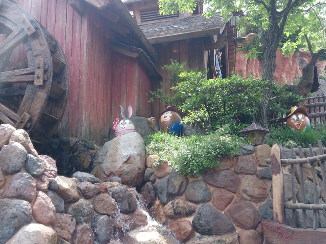 FPの指定時間内ギリギリで『スプラッシュマウンテン』へ☆<br />私は絶叫系が大嫌いなので初挑戦です。母はスプラッシュ系が大好き(笑)。<br />写真には母の笑顔と私の頭頂部が写っていました(笑)。