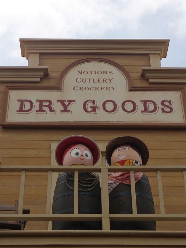 タマゴ探しながらウロウロ…<br />スプラッシュマウンテンのFPを取りに向かう途中、『ホーンテッドマンション』の呼び込みが(笑)。待ち時間5分で入れました♪