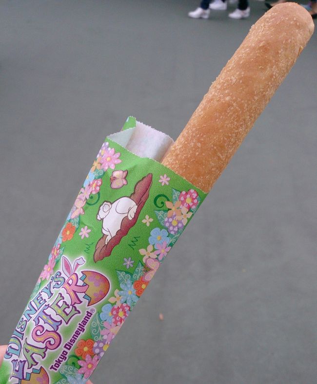 スプラッシュを浴びてさわやか気分の母は『ラケッティのコクーン・サルーン』でコーラを購入。<br /><br />私は『ビレッジペイストリー』で「キャラメル＆カスタードのティポトルタ」を♪<br />これ美味しい〜(*^^*) サクサク系が苦手な母はひとくち味見して終了(笑)。<br /><br />食べ終わったあとは、目の前にあった『ピノキオの冒険旅行』に乗りました。(待ち時間10分)