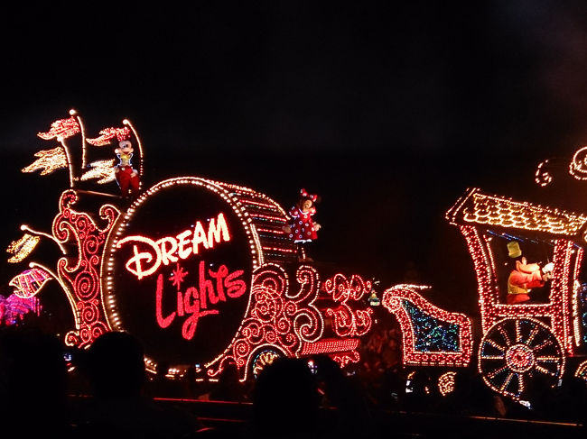 『エレクトリカルパレード ドリームライツ』スタート☆<br /><br />観賞エリアは指定席で、私達は予約したのが遅かったので２列目の上手寄り(笑)でした。<br />それでも並ばずに正面から椅子席で観賞できるのは嬉しいですね(*^^*)