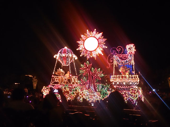 マリーちゃん(*^^*)<br /><br />エレクトリカルパレードをちゃんと観たのは私も初めてだったので、延々と続くきらびやかなフロートに感動しました☆☆☆<br /> 母もすごく喜んでくれたみたいです(^-^)