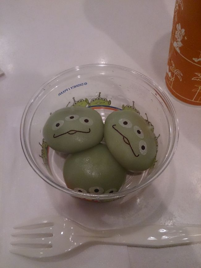 『パン・ギャラクティック ピザポート』で「リトルグリーンまん」とホット烏龍茶を購入。母は「シーフードクリームのカルツォーネ」。<br />これが本日の夕飯になりました(笑)。リトルグリーンまん、食べてみたかったので♪<br /><br />予定では夕飯のあとホテルに帰るつもりだったのですが、なんとこの日は<br />『ワンス・アポン・ア・タイム』のスニークがありました！なんてラッキー☆<br /> <br />プラザ前はものすごい人垣でしたが、なんとか隙間を見つけて観賞することができました。<br />映像の中心部分はあまり見えませんでしたが、台詞で何となく想像しました。音楽とパイロット花火がすーーっごく綺麗で、感動！<br />少しだけでも見られて良かったです(*^^*)