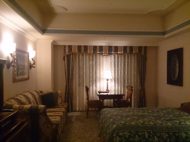 ベネツィア・サイド スーペリアルーム。<br />ゆったりくつろげる、じゅうぶんな広さです(*^^*)<br />ツインベッドで、アメニティは３名分ありました。