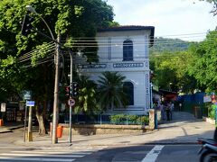 会社の同僚の友人がやっているユースホステルのドミトリー部屋で夜を明かす事、一泊。幸いリオデジャネイロは晴天に恵まれております。意外とカラッとした空気を楽しみながらバスでボタフォゴ地区を後にします。目的地はコルコバードの丘、停留所が解らないので係りのお姉さんに着いたら教えてねとアピールすると上り坂の中腹辺りで下車するよう教えてくれました。って言うより「ここが終点？」と聞きたくなるくらいの勢いで全員下車していました。