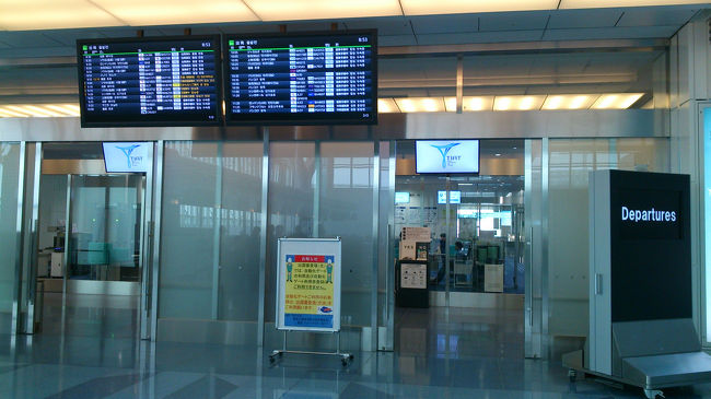 国際線ターミナルの北ゲート近くに着きました。すぐに左の保安検査場に行かず、右のドアを出るとＬカウンター近くでdocomoがありました。