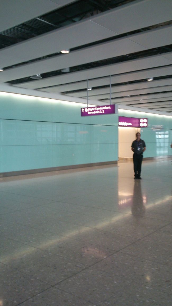 上がったところにトイレあり。紫の案内のところです。入ってないので中の様子はわかりません。