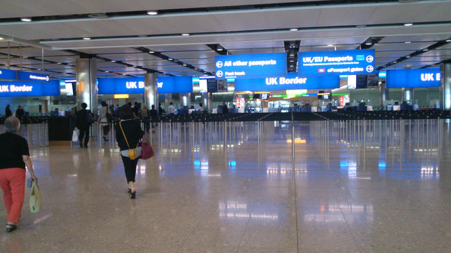 新ターミナルは閑散としてて入国審査も早いです。目の前の中年黒人男性のブースが終わったのでそちらに行く心構えをしていたら、奥の方から「NEXT」と呼ばれ若い見た目インド系？の女性審査官でした。女性ひとりなのでいろいろ聞かれたらどうしよう…と思ってましたが「何しに来たの」みたいなことを聞かれ、理解するのに一拍二拍かかった上に思いっきり日本語の発音で「サイトシーイング」、審査官が入国カード見ながら「6days」オウム返しに「6days」で終了。